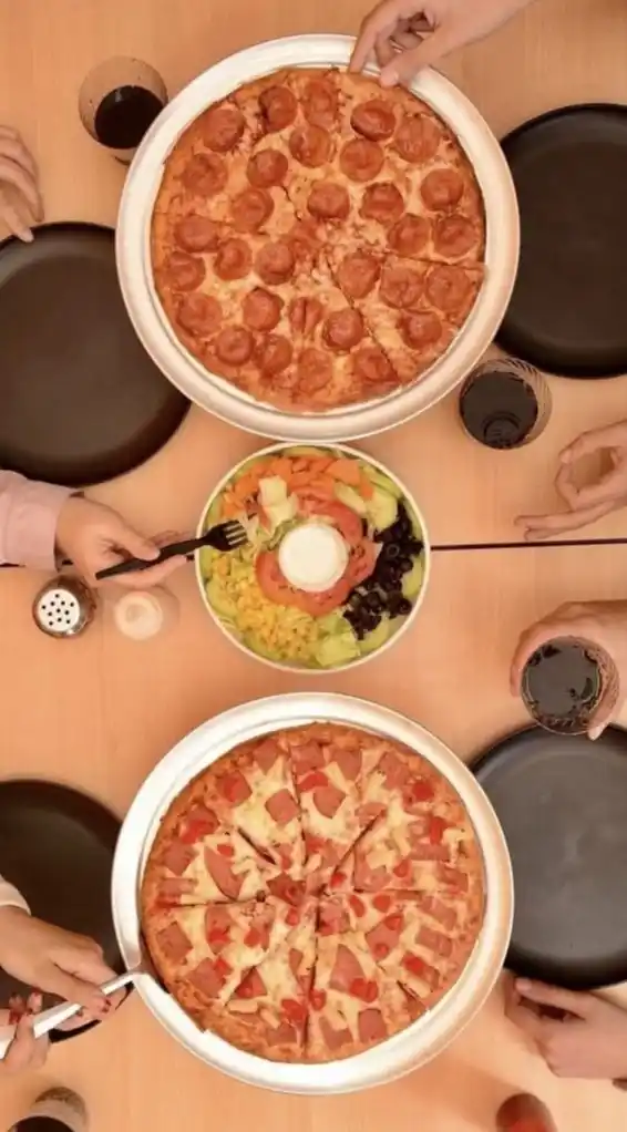 Pizza y ensalada